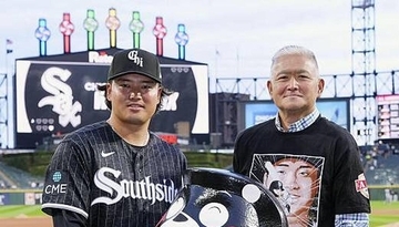 日米ファンから大反響「どこで手に入る？」村上宗隆に故郷から届いた【くまモンだるま】