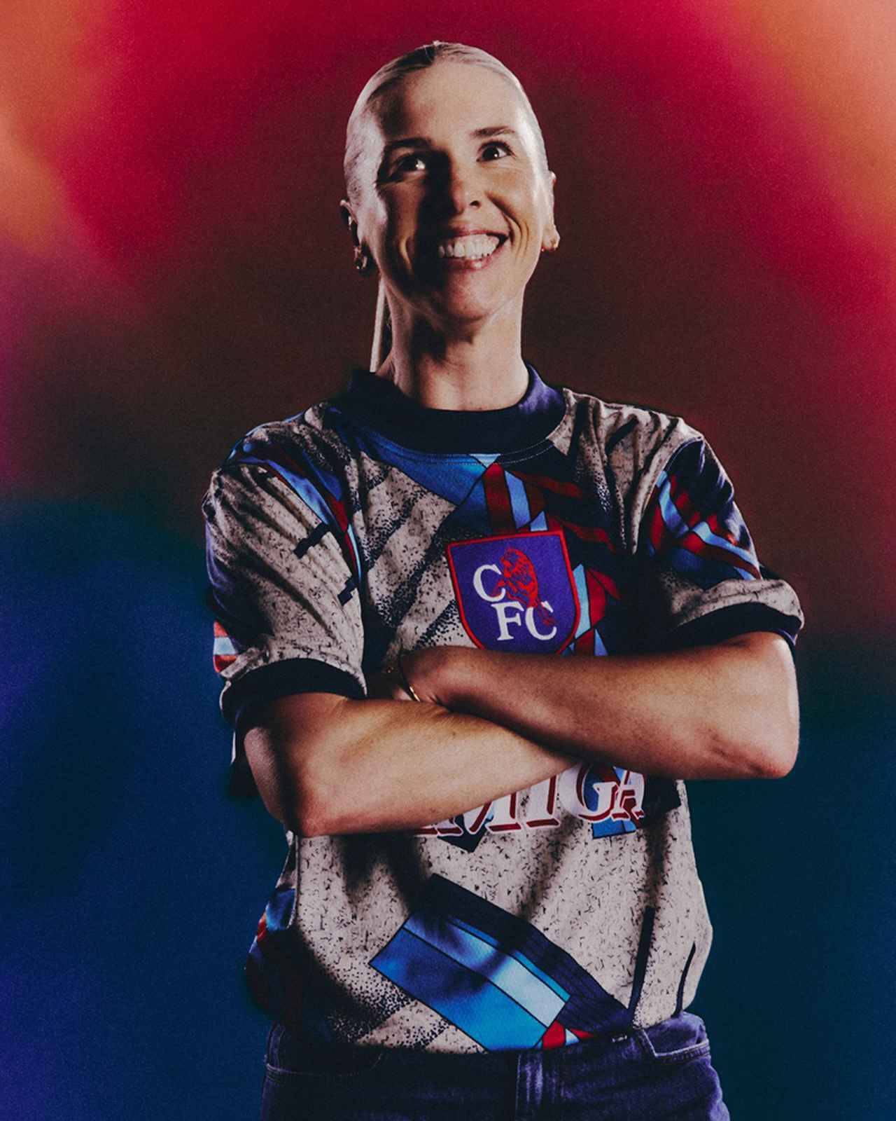 チェルシーが90年代「ド派手GKユニフォーム」復刻版を発売！“レジェンドGK”がモデルで登場