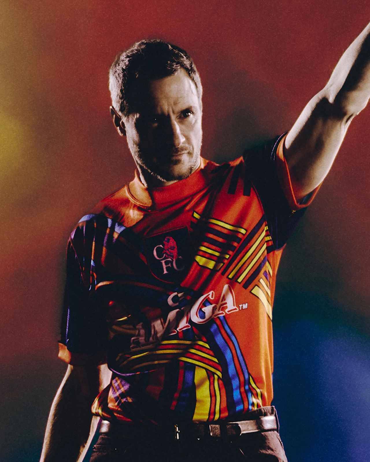 チェルシーが90年代「ド派手GKユニフォーム」復刻版を発売！“レジェンドGK”がモデルで登場