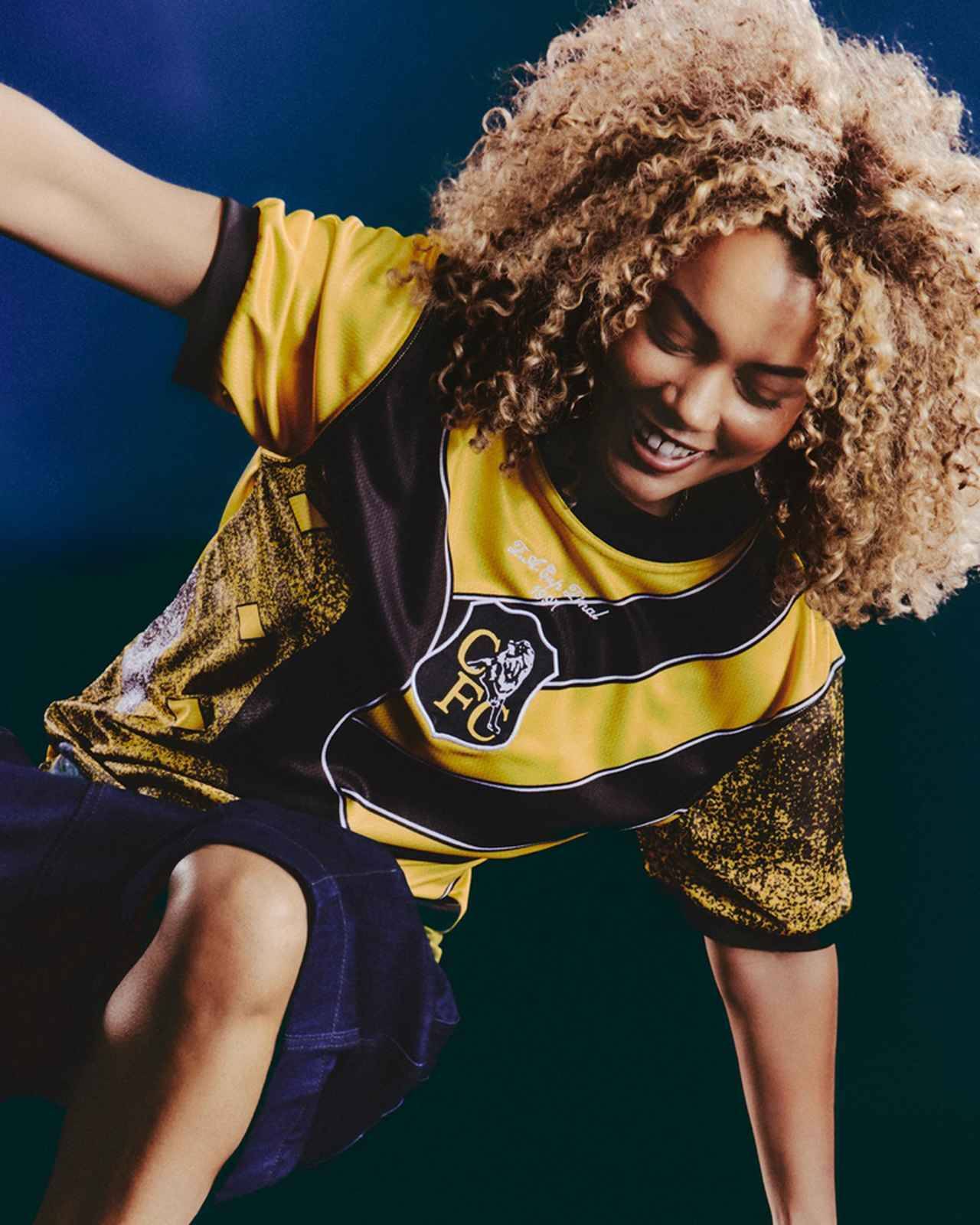 チェルシーが90年代「ド派手GKユニフォーム」復刻版を発売！“レジェンドGK”がモデルで登場