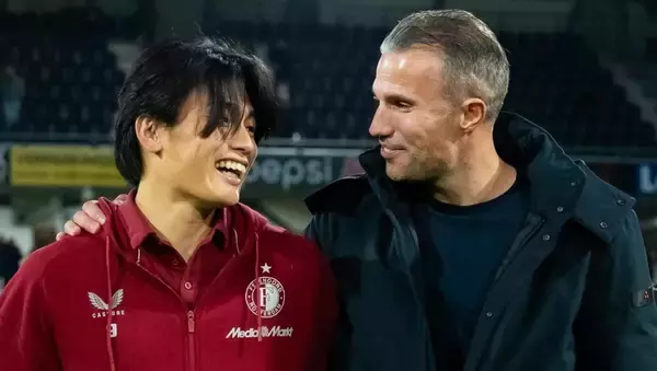 批判される上田綺世、ファンペルシー監督が『ユナイテッド時代の鬼指揮官秘話』で擁護 「他の選手のせいにしてくれた（笑）」