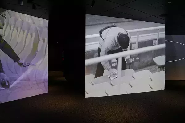 Jリーグオフィスのチャンピオンモニュメントを撮影！J1連覇の神戸とリーグ杯覇者の名古屋のラッピングは迫力満点