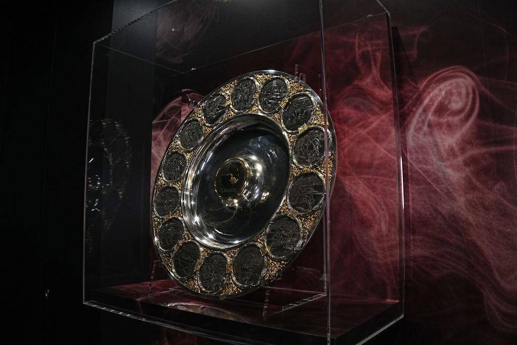 Jリーグオフィスのチャンピオンモニュメントを撮影！J1連覇の神戸とリーグ杯覇者の名古屋のラッピングは迫力満点