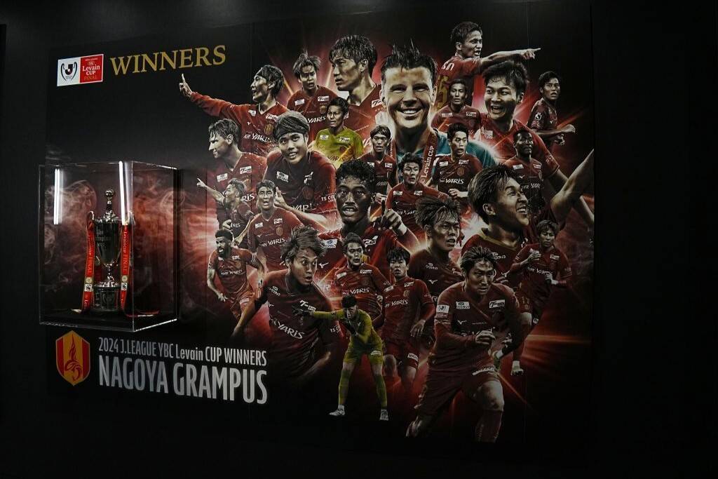 Jリーグオフィスのチャンピオンモニュメントを撮影！J1連覇の神戸とリーグ杯覇者の名古屋のラッピングは迫力満点