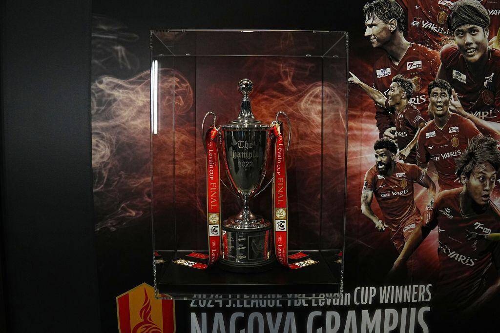 Jリーグオフィスのチャンピオンモニュメントを撮影！J1連覇の神戸とリーグ杯覇者の名古屋のラッピングは迫力満点