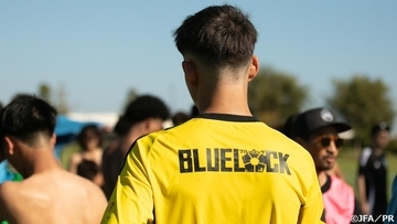 日本サッカー協会、『ブルーロック』コラボで初開催の“U-17日系選手キャンプ”に34人が参加！宮本恒靖会長がその意義を語る