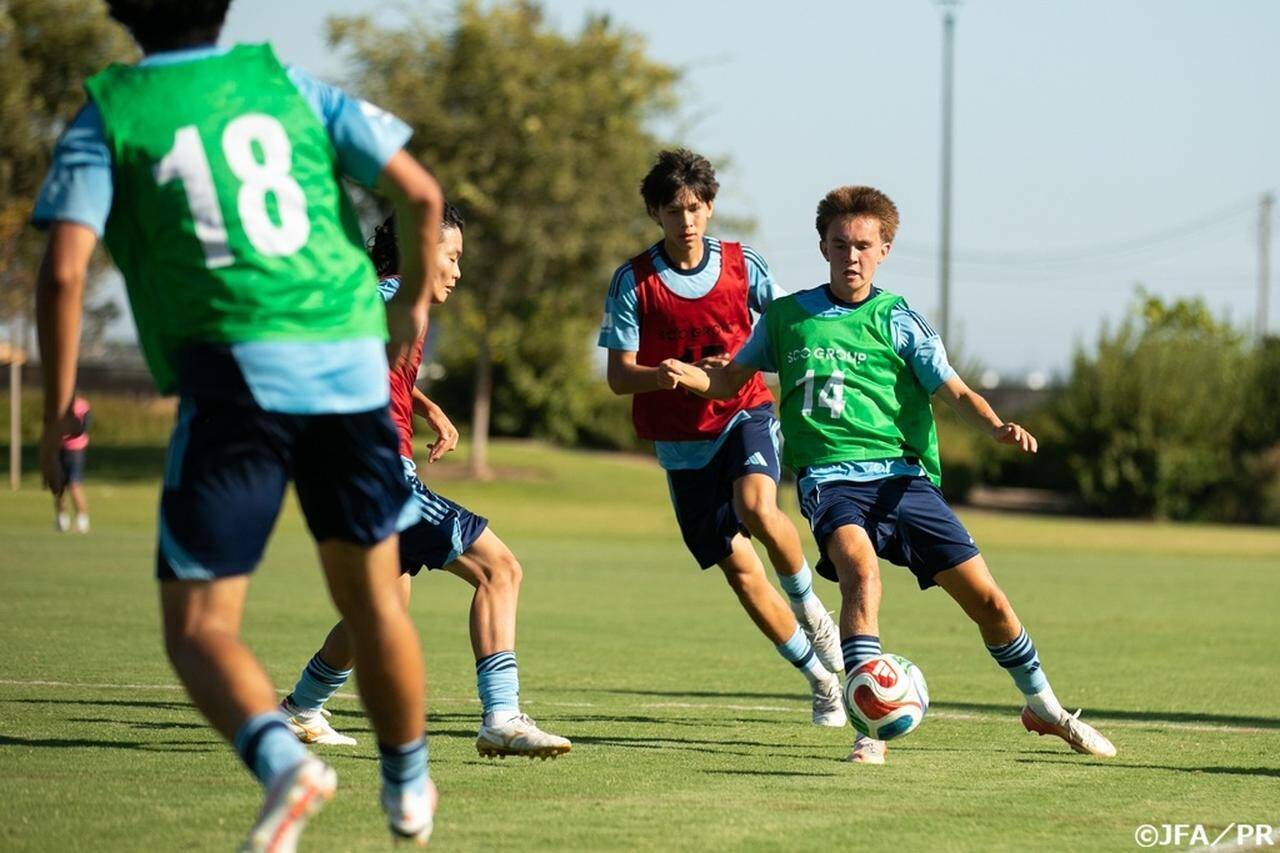 日本サッカー協会、『ブルーロック』コラボで初開催の“U-17日系選手キャンプ”に34人が参加！宮本恒靖会長がその意義を語る