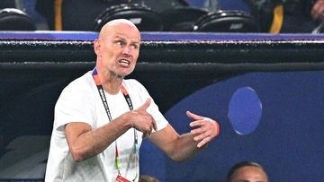 カメラを殴る！カメラマンを蹴る！W杯で28年ぶり快挙のノルウェー代表監督、勝利後の「大暴れ」が話題