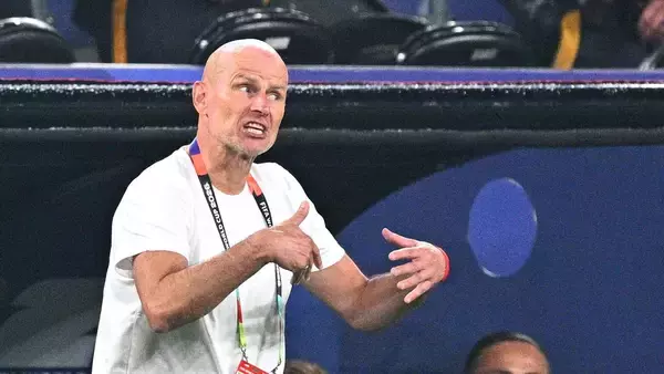 カメラを殴る！カメラマンを蹴る！W杯で28年ぶり快挙のノルウェー代表監督、勝利後の「大暴れ」が話題