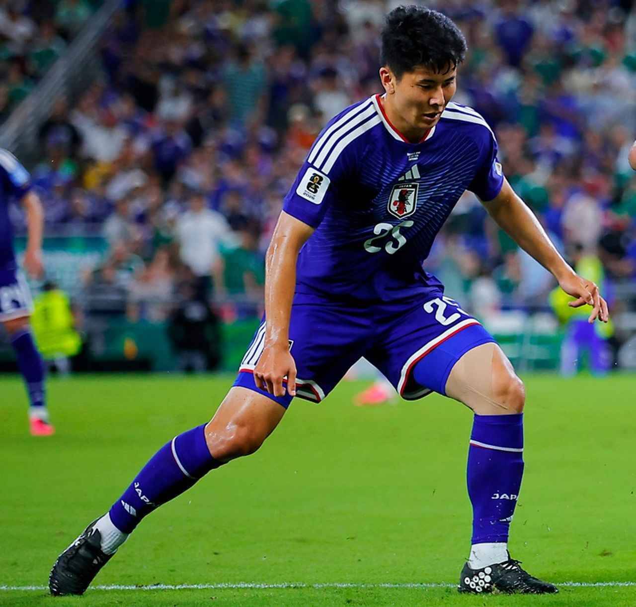 22歳日本代表新星、W杯初出場で仲良くユニフォーム交換！『激レアな足元』も海外で注目される