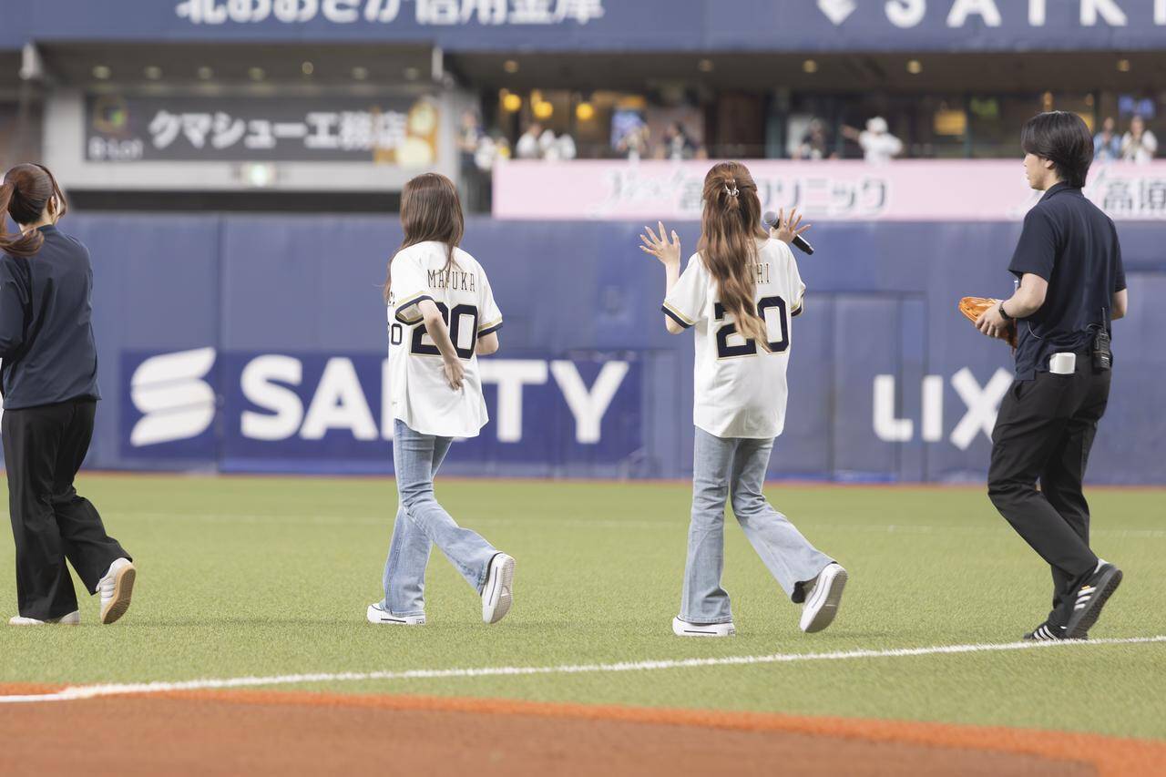 NiziU・MAYUKAと「野球部のマネージャーが夢だった」MIIHIがオリックスの始球式に登場！「パワーアップした姿を見せたい」と京セラドームライブへの意気込みも明かす