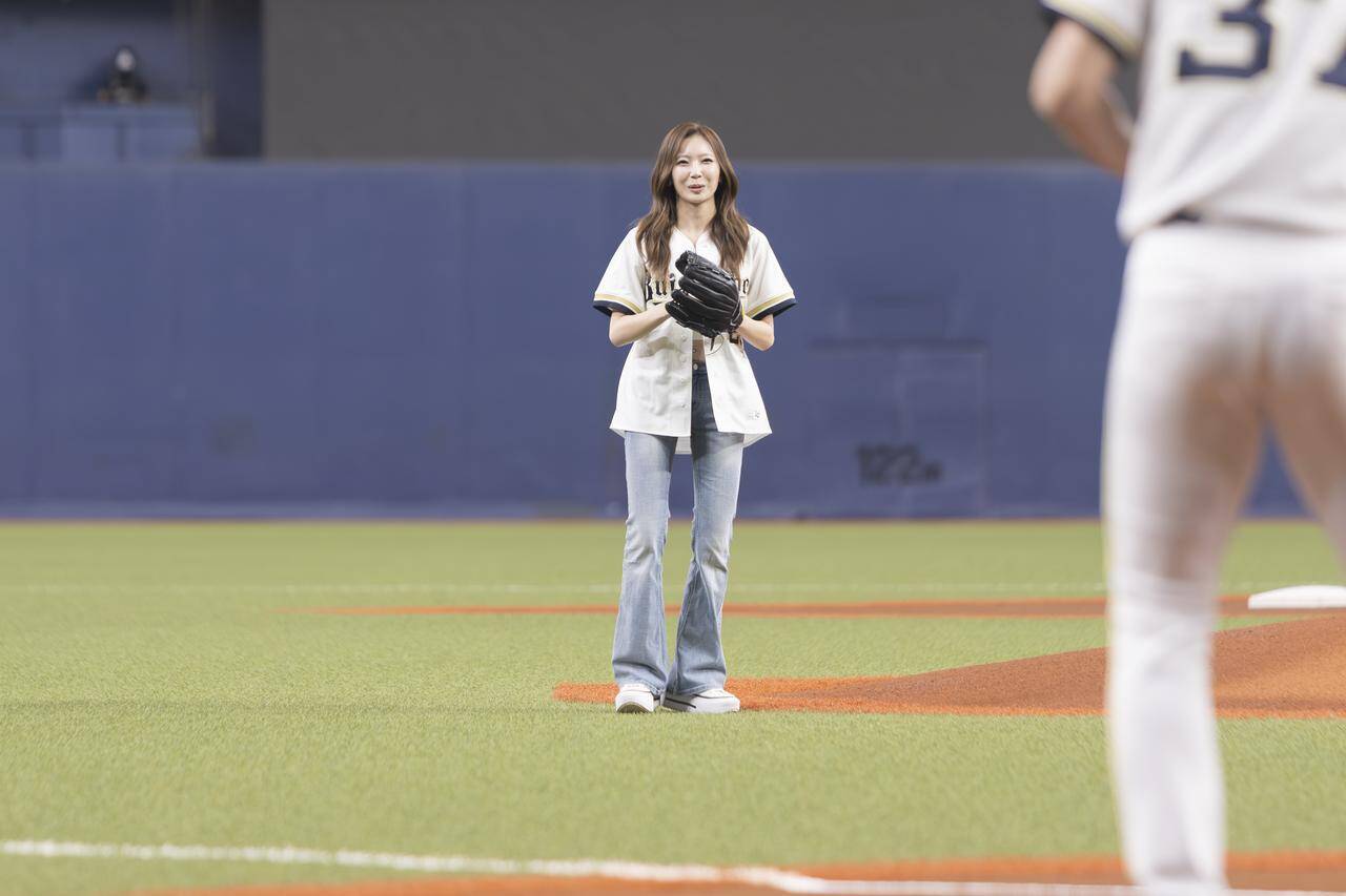 NiziU・MAYUKAと「野球部のマネージャーが夢だった」MIIHIがオリックスの始球式に登場！「パワーアップした姿を見せたい」と京セラドームライブへの意気込みも明かす