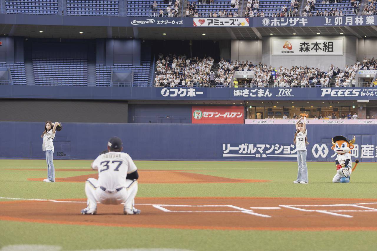 NiziU・MAYUKAと「野球部のマネージャーが夢だった」MIIHIがオリックスの始球式に登場！「パワーアップした姿を見せたい」と京セラドームライブへの意気込みも明かす