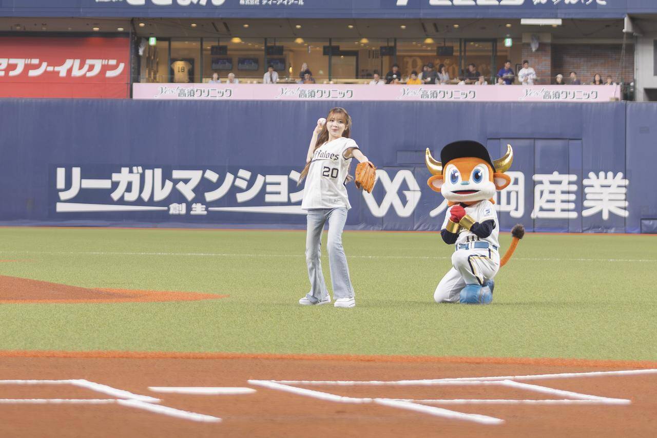 NiziU・MAYUKAと「野球部のマネージャーが夢だった」MIIHIがオリックスの始球式に登場！「パワーアップした姿を見せたい」と京セラドームライブへの意気込みも明かす