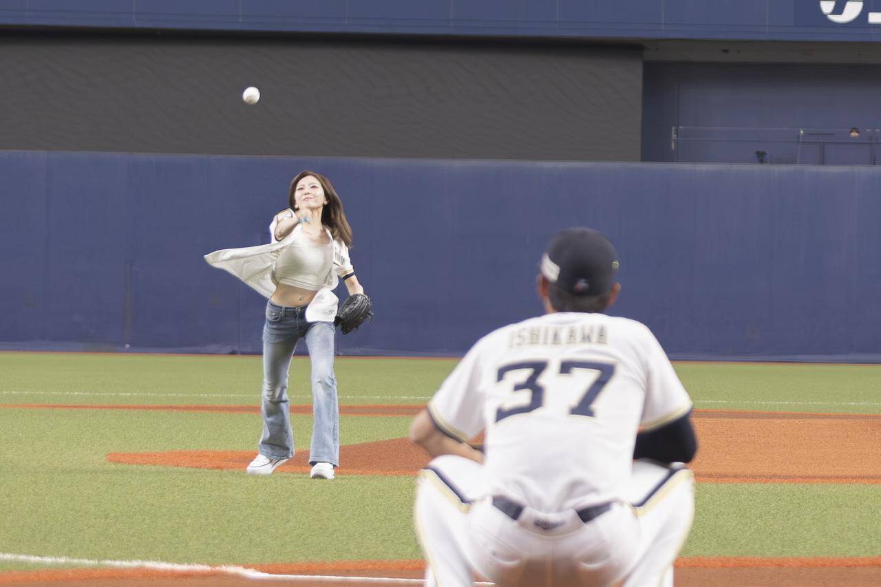 NiziU・MAYUKAと「野球部のマネージャーが夢だった」MIIHIがオリックスの始球式に登場！「パワーアップした姿を見せたい」と京セラドームライブへの意気込みも明かす
