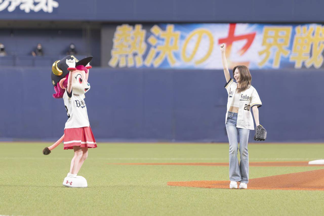 NiziU・MAYUKAと「野球部のマネージャーが夢だった」MIIHIがオリックスの始球式に登場！「パワーアップした姿を見せたい」と京セラドームライブへの意気込みも明かす