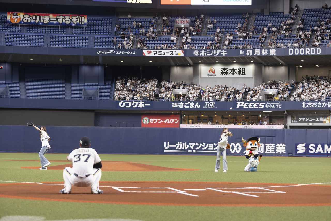 NiziU・MAYUKAと「野球部のマネージャーが夢だった」MIIHIがオリックスの始球式に登場！「パワーアップした姿を見せたい」と京セラドームライブへの意気込みも明かす