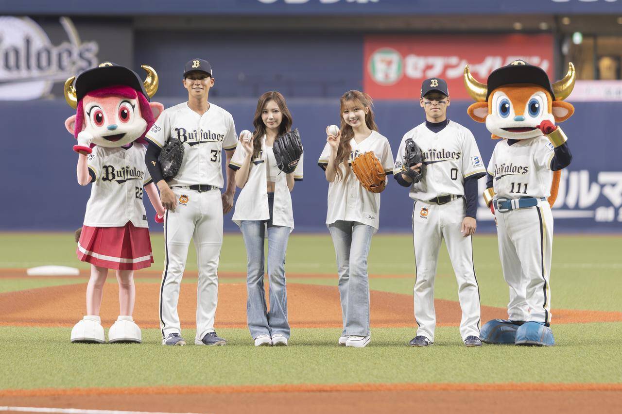 NiziU・MAYUKAと「野球部のマネージャーが夢だった」MIIHIがオリックスの始球式に登場！「パワーアップした姿を見せたい」と京セラドームライブへの意気込みも明かす