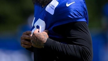 チームは「情報収集中」のみで沈黙——NFLスターが契約後わずか11日で逮捕された"2つの容疑"