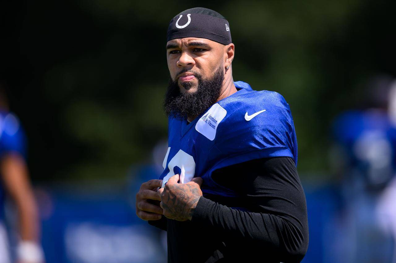 チームは「情報収集中」のみで沈黙——NFLスターが契約後わずか11日で逮捕された"2つの容疑"