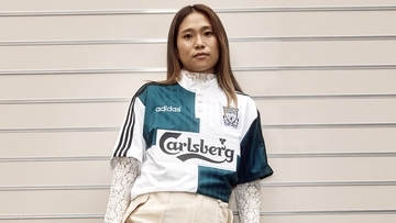 長野風花がモデルに！「リヴァプール×adidas」が90年代復刻ユニフォームを発表 “人気の胸ロゴ”も再現