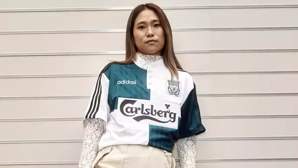 長野風花がモデルに！「リヴァプール×adidas」が90年代復刻ユニフォームを発表 “人気の胸ロゴ”も再現