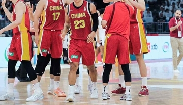バスケ中国代表戦、16歳少年ファンがコートにボール投げ入れ――その理由とは