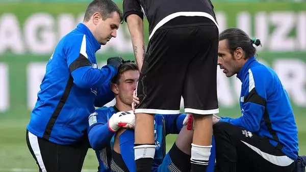 「一刻も早い回復を…」世界的名選手を父に持つGK、相手選手との接触で“頸椎骨折”の大ケガ