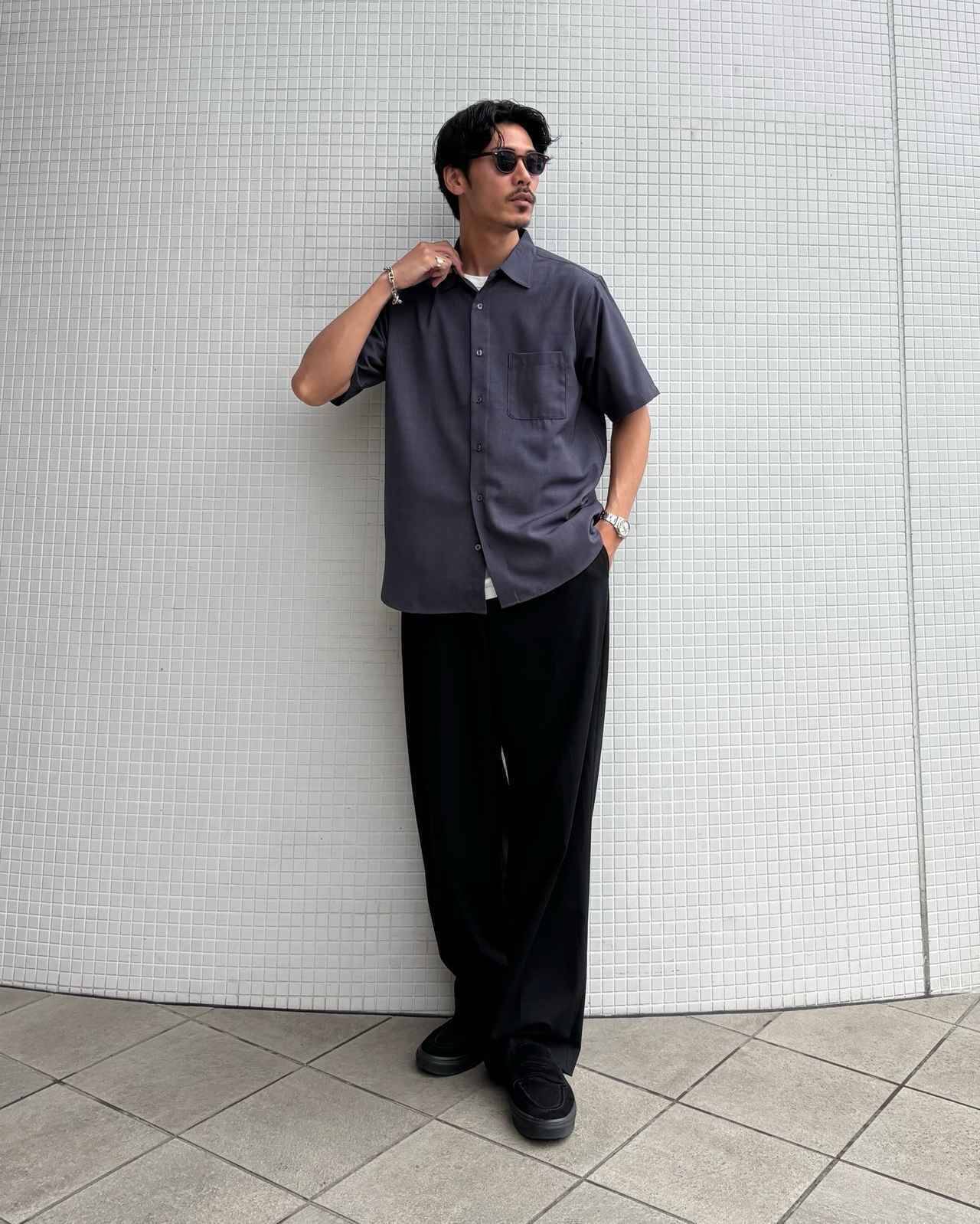 シンプルな夏コーデに差をつける。シルバーブレスレットの取り入れ方