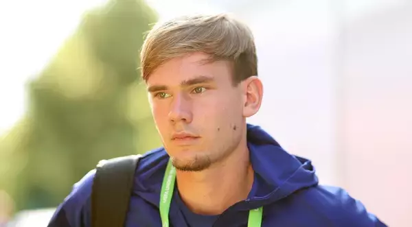 ひき逃げ事故で21歳恋人が死亡する悲劇…アヤックス19歳選手が追悼で涙、宿敵フェイエも励ます