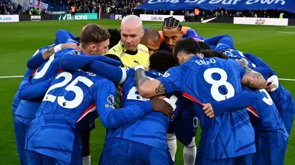 前代未聞！？チェルシー、なぜか主審を取り囲んだまま試合前に円陣…「50年で最も奇妙な光景」