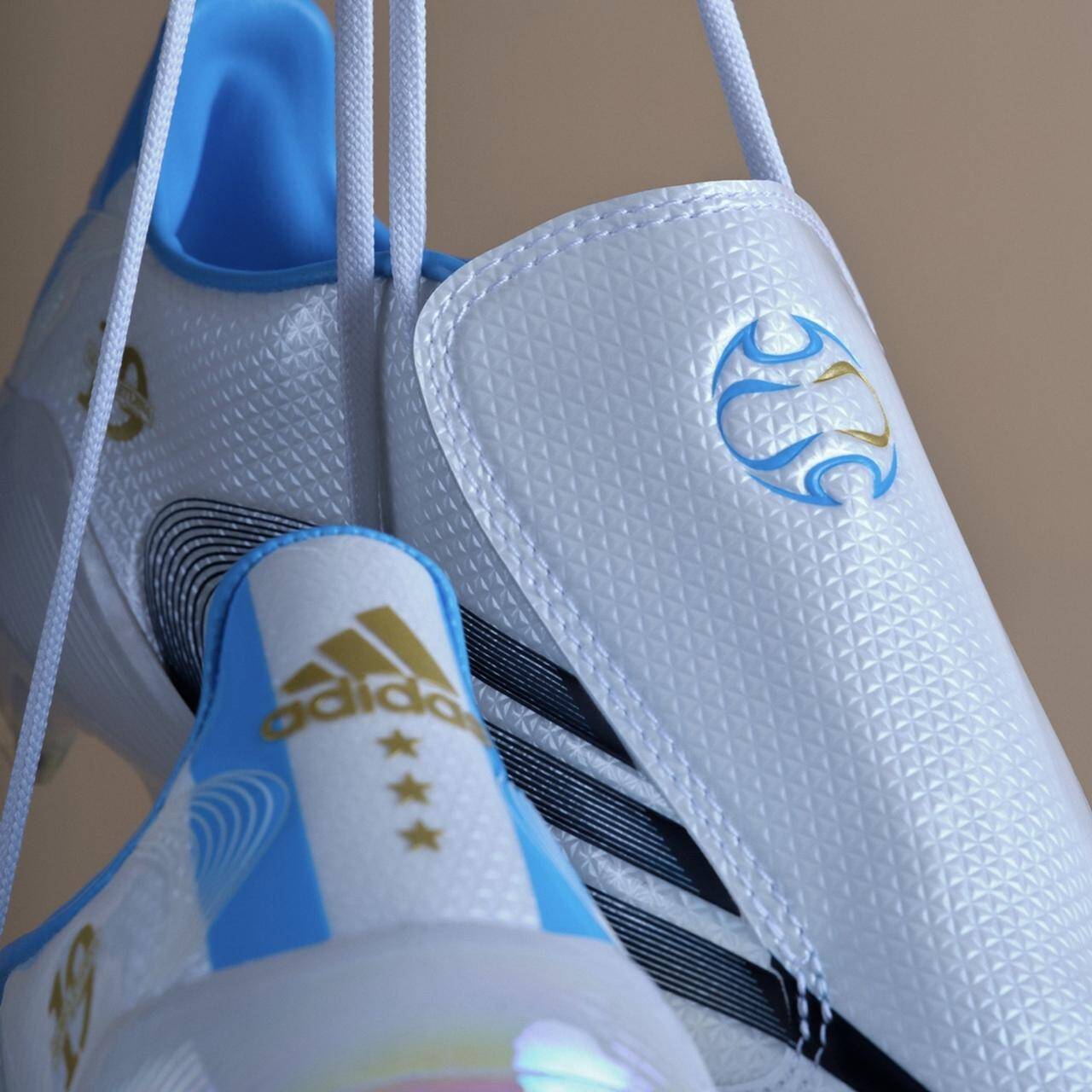 伝説の「メッシスパイク」が復刻！adidasから限定モデル『F50 TUNIT』が登場…アルゼンチン代表“次代の10番”が着用中