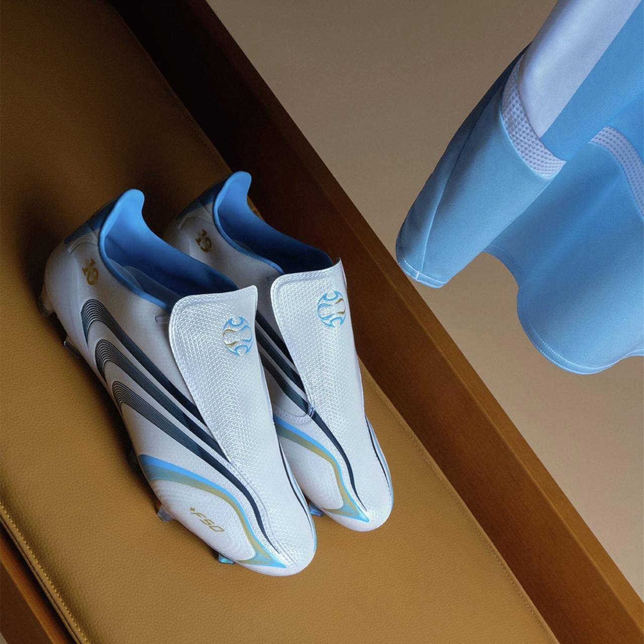 伝説の「メッシスパイク」が復刻！adidasから限定モデル『F50 TUNIT』が登場…アルゼンチン代表“次代の10番”が着用中