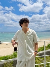 Tシャツ一択の夏から脱却。1枚で圧倒的な清潔感を作る【オープンカラーシャツ】の着こなし