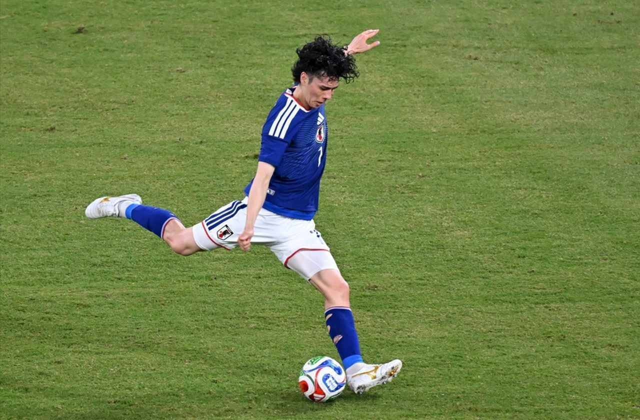 能登半島地震支援をしてきたW杯日本代表スター、輪島塗のすね当てが海外でも話題「クールじゃない！？」
