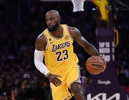 試合中、ボールが女の子に直撃！レブロンが即座にプレー中断……SNSで称賛の声