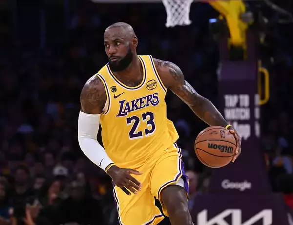 試合中、ボールが女の子に直撃！レブロンが即座にプレー中断……SNSで称賛の声