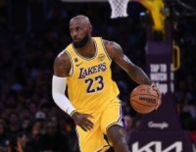 試合中、ボールが女の子に直撃！レブロンが即座にプレー中断……SNSで称賛の声