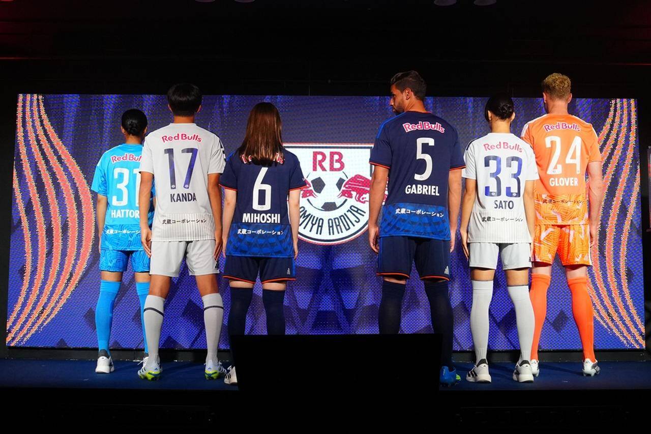 RB大宮アルディージャ、adidasと契約！2026-27シーズンの新ユニフォームを発表…5本のオレンジラインは“五街道”も象徴
