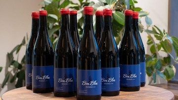 J2今治、“里山スタジアム産ワイン”『Bari Blue』がついに完成！発案は岡田武史会長…1本は「J1優勝祝勝会」のために保管へ