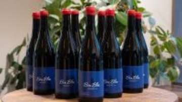 J2今治、“里山スタジアム産ワイン”『Bari Blue』がついに完成！発案は岡田武史会長…1本は「J1優勝祝勝会」のために保管へ