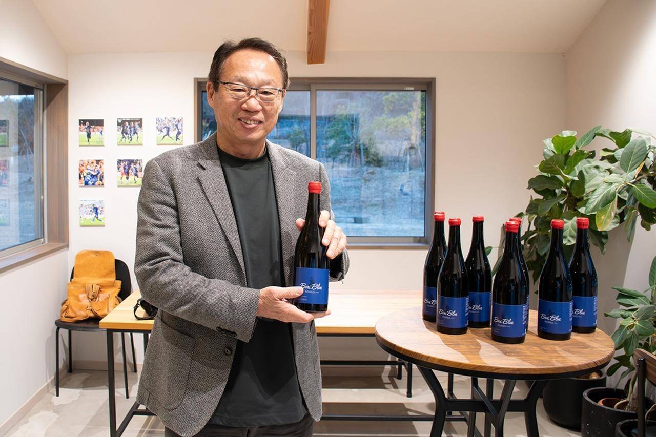 J2今治、“里山スタジアム産ワイン”『Bari Blue』がついに完成！発案は岡田武史会長…1本は「J1優勝祝勝会」のために保管へ