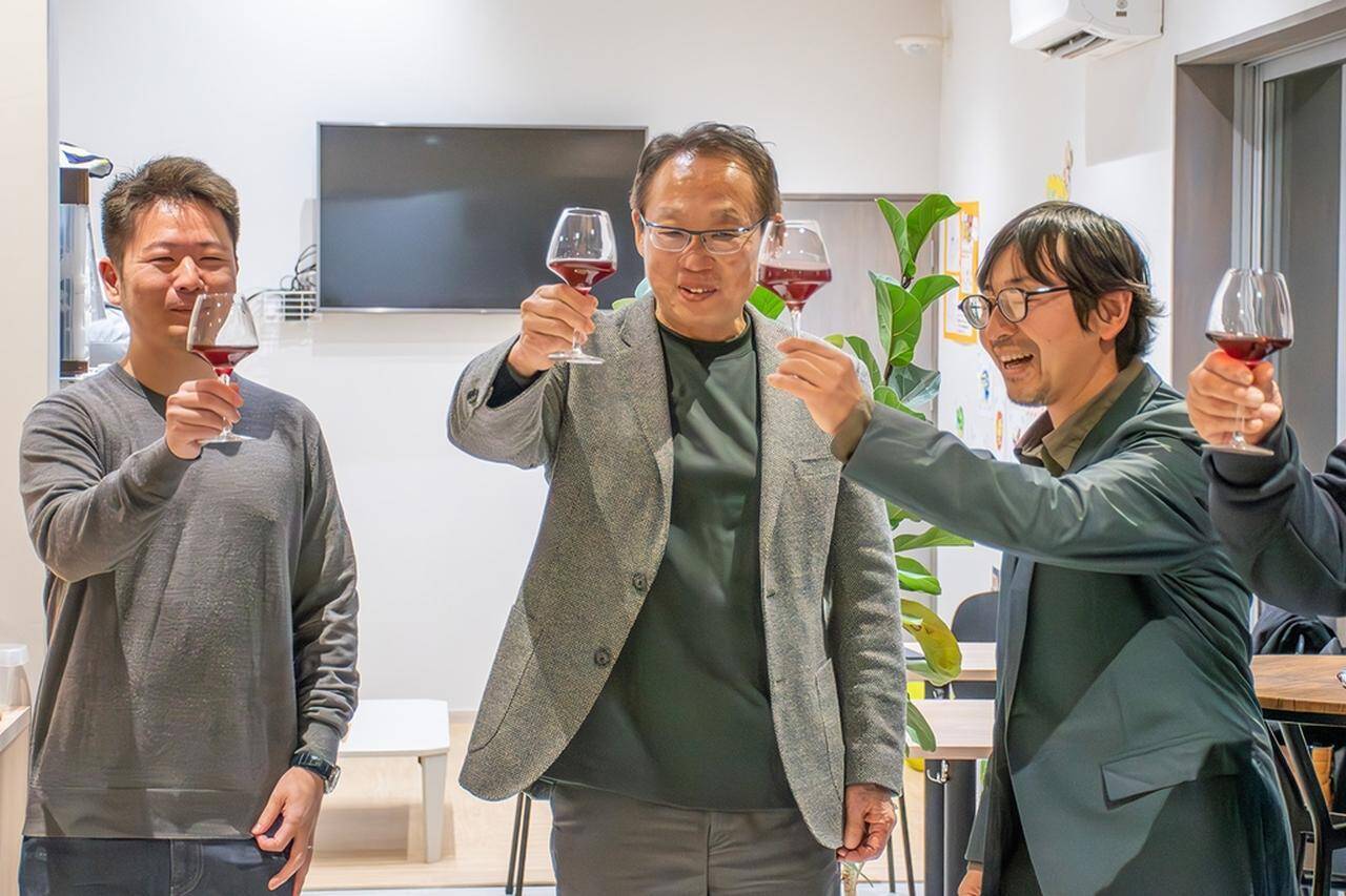 J2今治、“里山スタジアム産ワイン”『Bari Blue』がついに完成！発案は岡田武史会長…1本は「J1優勝祝勝会」のために保管へ