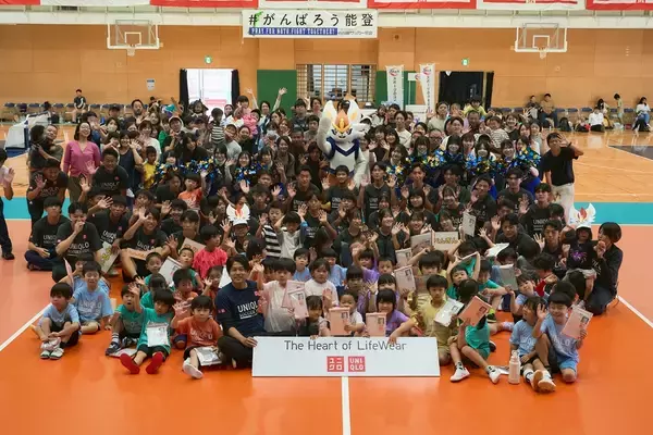 内田篤人氏、「JFAユニクロサッカーキッズ」で能登半島地震の被災地を再訪問！冬に向けて『ヒートテック』を寄贈