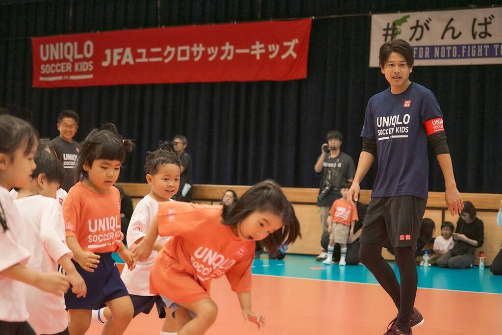 内田篤人氏、「JFAユニクロサッカーキッズ」で能登半島地震の被災地を再訪問！冬に向けて『ヒートテック』を寄贈