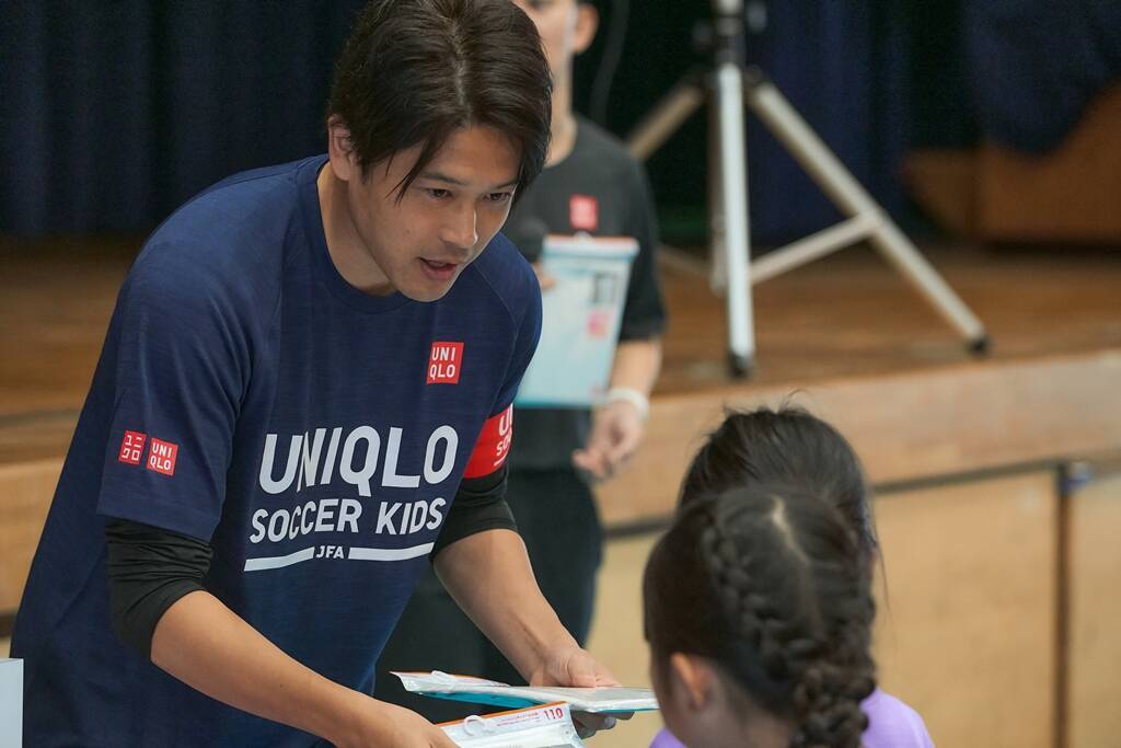 内田篤人氏、「JFAユニクロサッカーキッズ」で能登半島地震の被災地を再訪問！冬に向けて『ヒートテック』を寄贈
