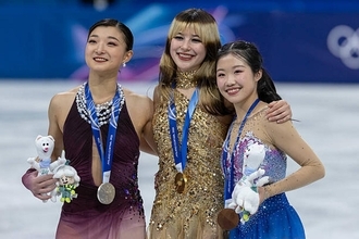 フィギュア中井亜美が集合写真を公開……坂本香織から引き継ぎ、連盟も「カオリの自撮りは次の世代へ」と紹介