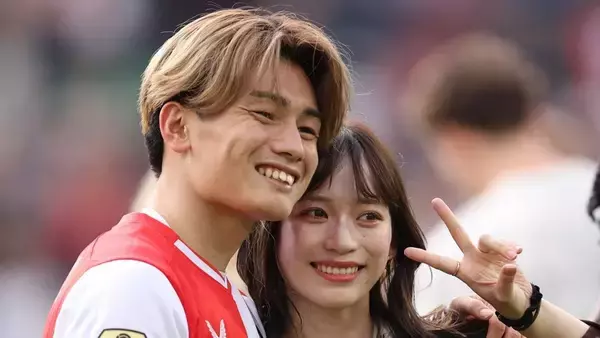 「ノールック頭ポンポンはやばい」「頭ポンポンで、こっちまでキュン」上田綺世、出産を控える妻・由布菜月さんへのやさしさが話題