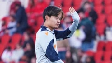 久保建英、警察の発射物で頭部に重傷を負った母親の息子にユニフォームを贈る