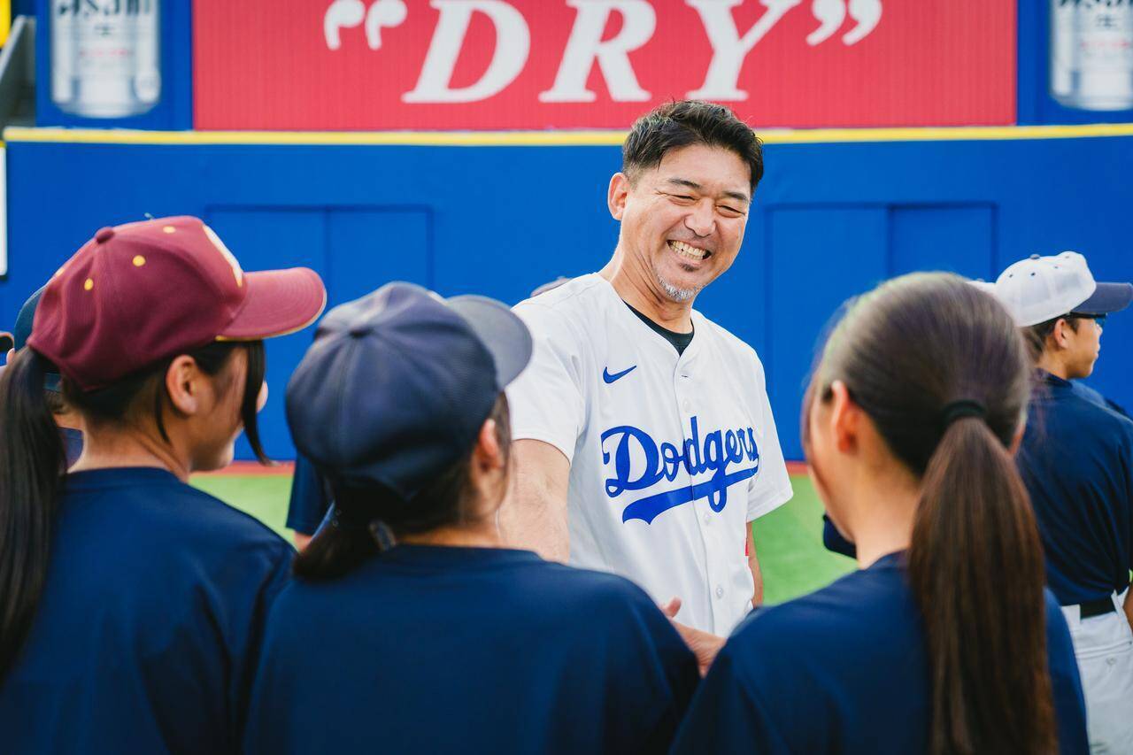「大谷翔平や佐々木朗希を参考にできる現代はきっと恵まれている」斎藤隆が野球初心者の小学生に熱血指導！普及への強いも明かす